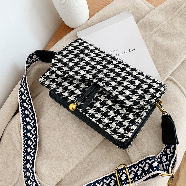 Geanta de dama moderna cu pandantiv in verde, negru, maro si albastru