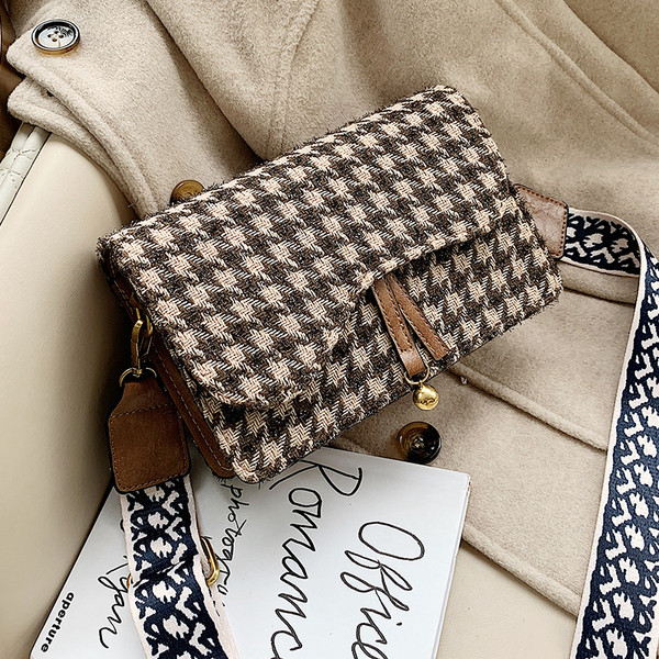 Geanta de dama moderna cu pandantiv in verde, negru, maro si albastru