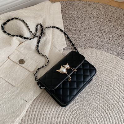 Geanta de dama moderna cu perle si elemente metalice