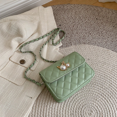 Geanta de dama moderna cu perle si elemente metalice