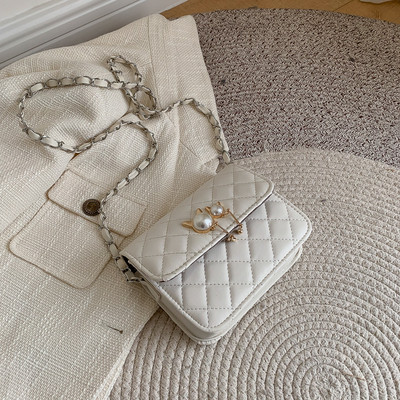 Geanta de dama moderna cu perle si elemente metalice