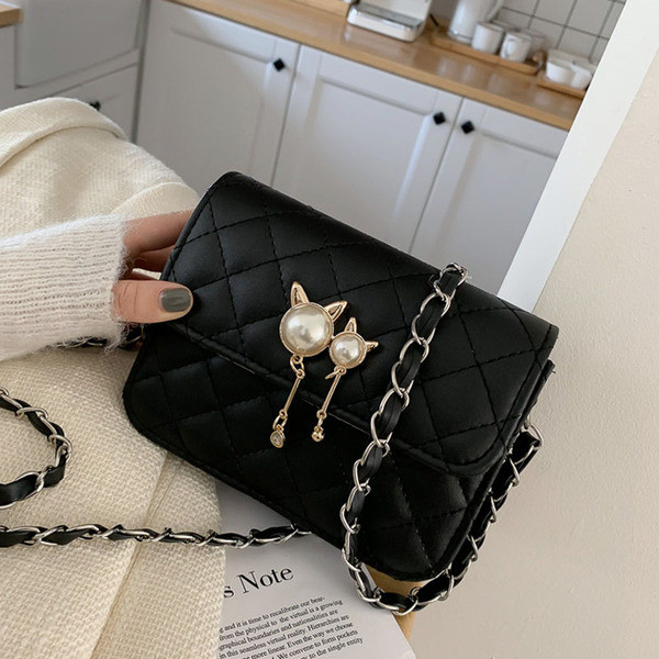 Geanta de dama moderna cu perle si elemente metalice