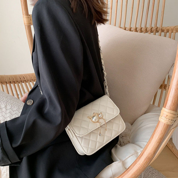 Geanta de dama moderna cu perle si elemente metalice