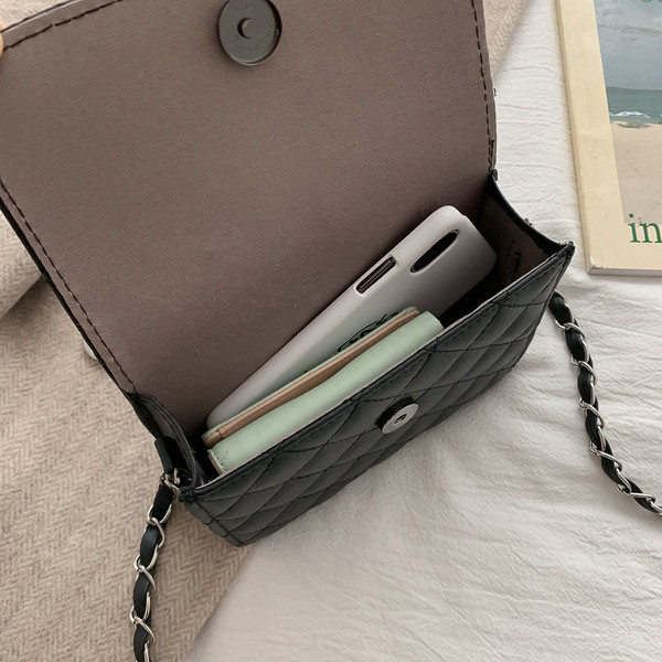 Geanta de dama moderna cu perle si elemente metalice