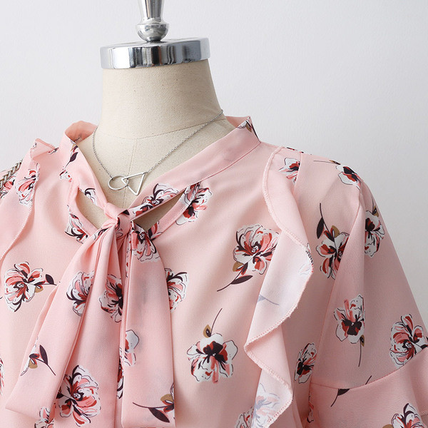 Cămașă de damă cu panglică și model floral în culoarea roz