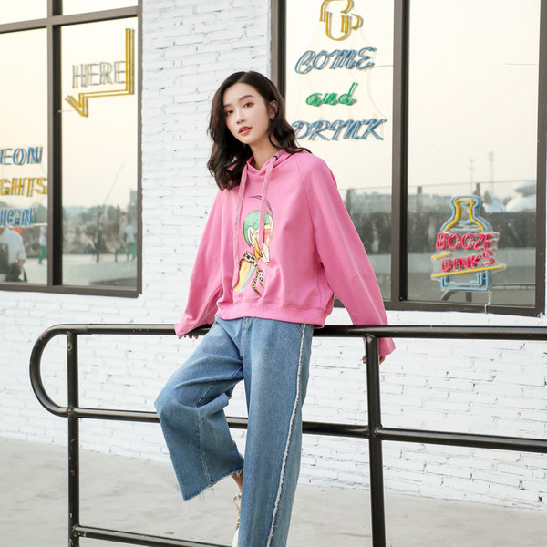 Hanorac de dama actual cu gluga si imprimeu in roz