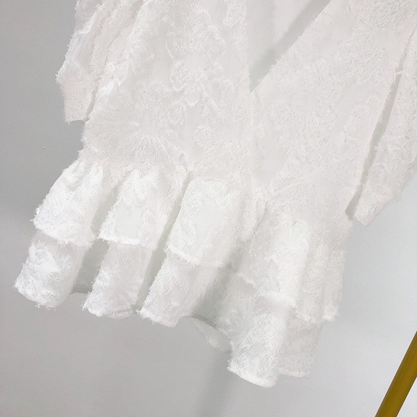 Bluză de damă modernă din dantelă cu mâneci scurte în culoarea albă