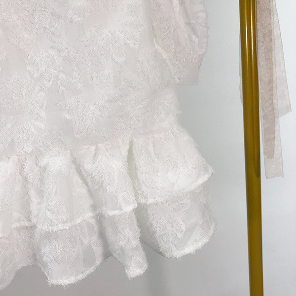 Bluză de damă modernă din dantelă cu mâneci scurte în culoarea albă