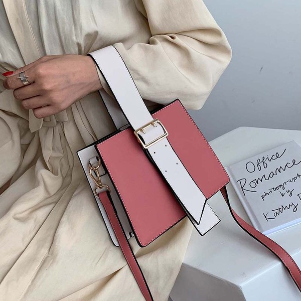 Κομψή γυναικεία τσ΄νατα σε μαύρο, ροζ, μπλε και καφέ χρώμα με λουρί