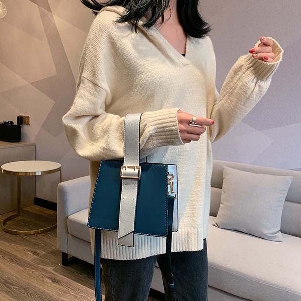 Κομψή γυναικεία τσ΄νατα σε μαύρο, ροζ, μπλε και καφέ χρώμα με λουρί