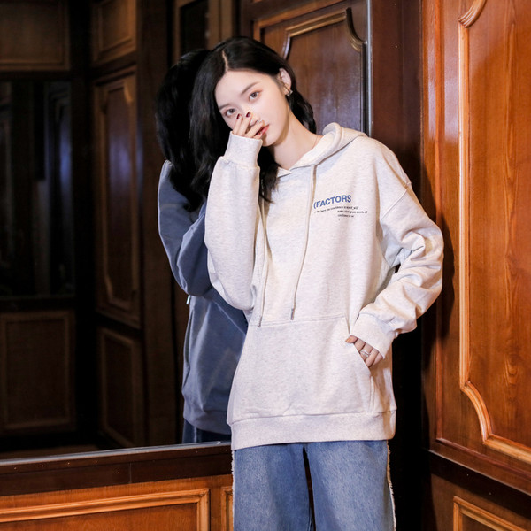 Μοντέρνο γυναικείο φούτερ με τσέπη και κουκούλα σε γκρι χρώμα