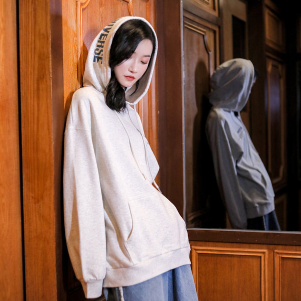 Μοντέρνο γυναικείο φούτερ με τσέπη και κουκούλα σε γκρι χρώμα