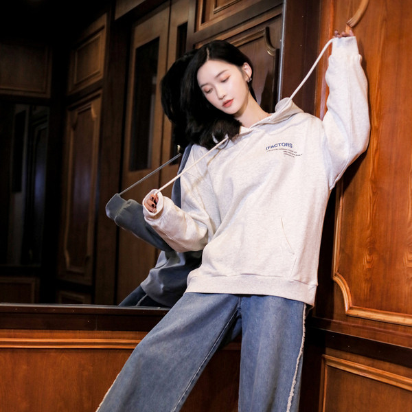 Μοντέρνο γυναικείο φούτερ με τσέπη και κουκούλα σε γκρι χρώμα