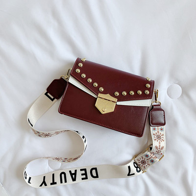 Μοντέρνα γυναικεία τσάντα με τρουξ και με μακριά πολύχρωμη λαβή