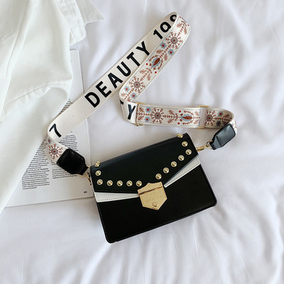 Μοντέρνα γυναικεία τσάντα με τρουξ και με μακριά πολύχρωμη λαβή