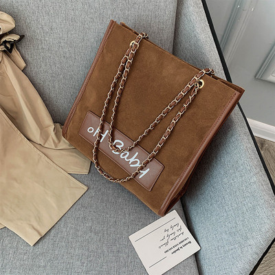 Μοντέρνα γυναικεία τσάντα με γράμματα και λαβές σε μαύρο, πράσινο, κίτρινο και καφέ χρώμα