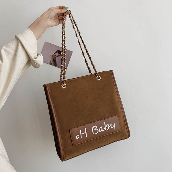 Μοντέρνα γυναικεία τσάντα με γράμματα και λαβές σε μαύρο, πράσινο, κίτρινο και καφέ χρώμα