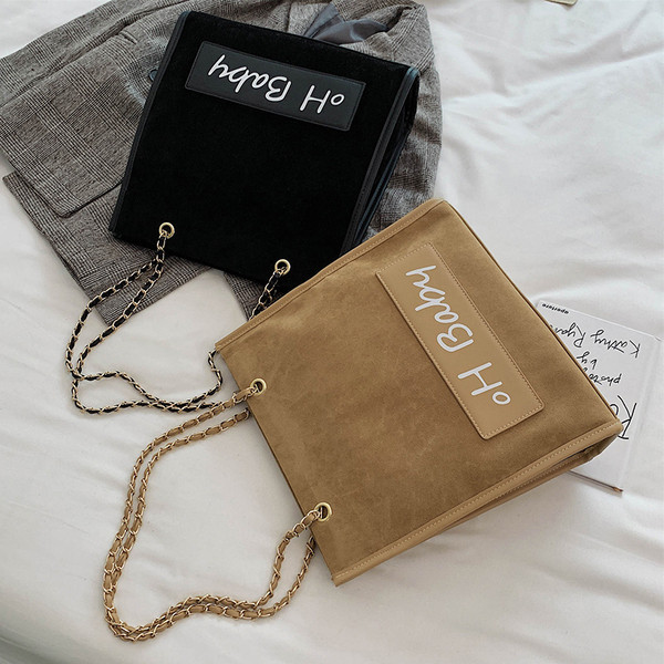 Μοντέρνα γυναικεία τσάντα με γράμματα και λαβές σε μαύρο, πράσινο, κίτρινο και καφέ χρώμα