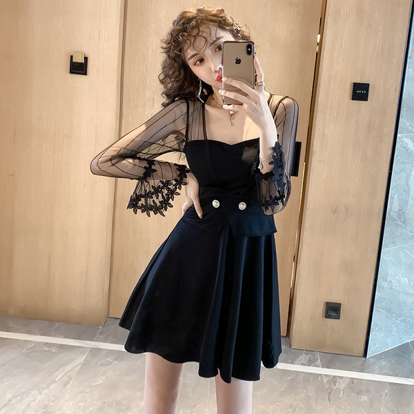 Rochie de dama actuala cu maneci lotus din tul - model croiat in negru