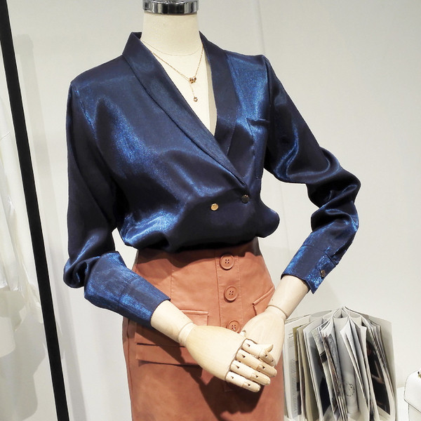 Cămașă elegantă de damă cu decolteu în V în albastru