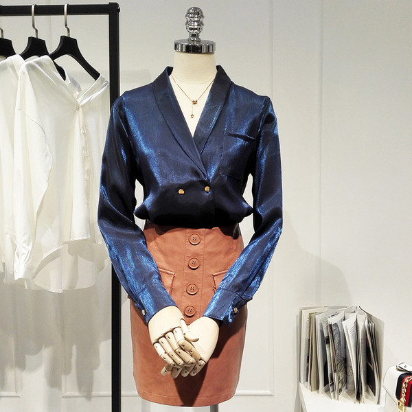 Cămașă elegantă de damă cu decolteu în V în albastru