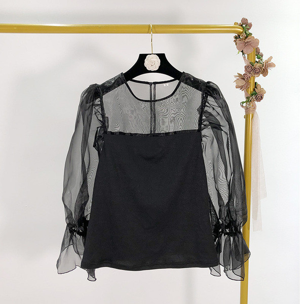 Μοντέρνα γυναικεία μπλούζα με  μανίκια από τούλλι με οβάλ ντεκολτέ σε μαύρο χρώμα