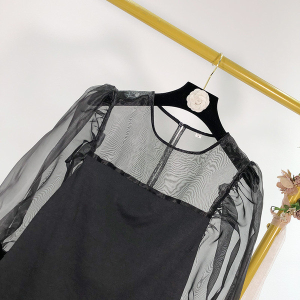 Μοντέρνα γυναικεία μπλούζα με  μανίκια από τούλλι με οβάλ ντεκολτέ σε μαύρο χρώμα