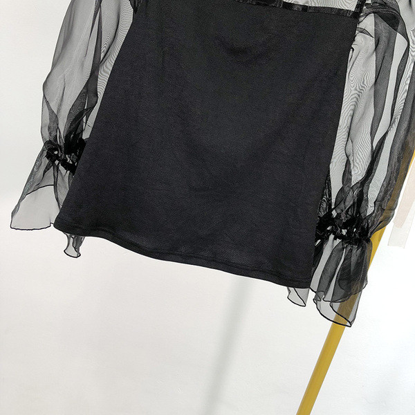 Μοντέρνα γυναικεία μπλούζα με  μανίκια από τούλλι με οβάλ ντεκολτέ σε μαύρο χρώμα