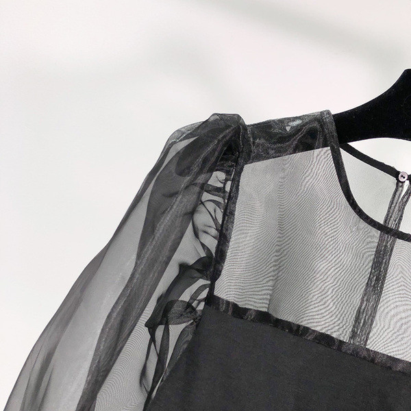 Μοντέρνα γυναικεία μπλούζα με  μανίκια από τούλλι με οβάλ ντεκολτέ σε μαύρο χρώμα