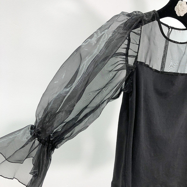 Μοντέρνα γυναικεία μπλούζα με  μανίκια από τούλλι με οβάλ ντεκολτέ σε μαύρο χρώμα