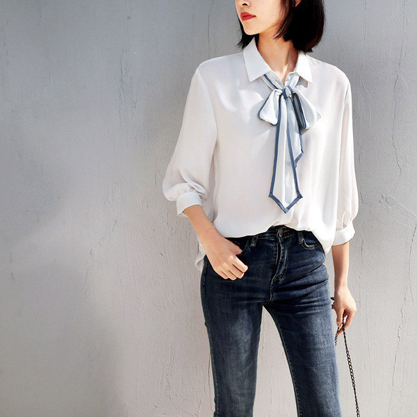 Cămașă modernă de damă cu mâneci 3/4 în albastru și alb