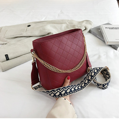 Γυναικεία Τσάντα με μακριά λαβή και αλυσίδες σε μαύρο, καφέ, πράσινο και μπορντό χρώμα