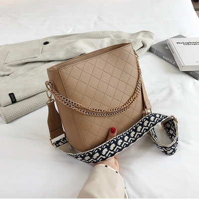 Γυναικεία Τσάντα με μακριά λαβή και αλυσίδες σε μαύρο, καφέ, πράσινο και μπορντό χρώμα