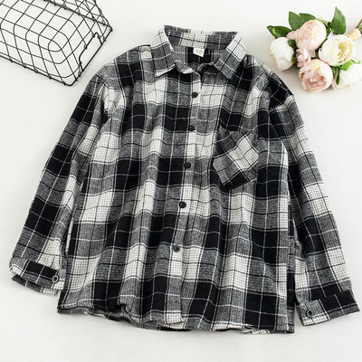 Cămașă de damă în carouri în trei culori cu guler și nasturi clasici