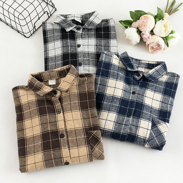 Cămașă de damă în carouri în trei culori cu guler și nasturi clasici