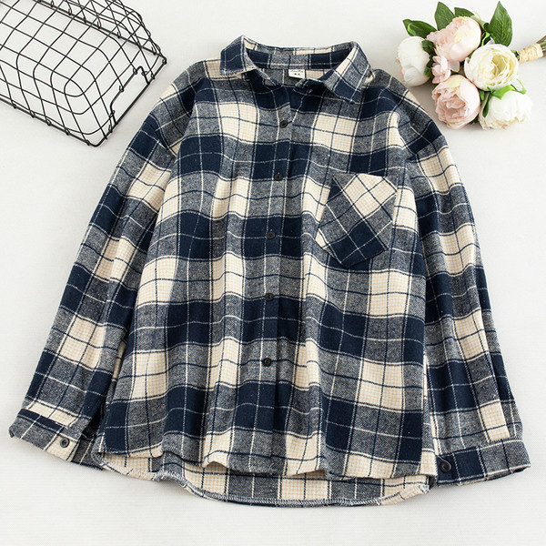 Cămașă de damă în carouri în trei culori cu guler și nasturi clasici