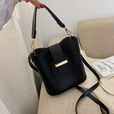 Τσάντα Eco leather με μεταλλική στερέωση σε διάφορα χρώματα