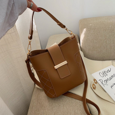 Τσάντα Eco leather με μεταλλική στερέωση σε διάφορα χρώματα