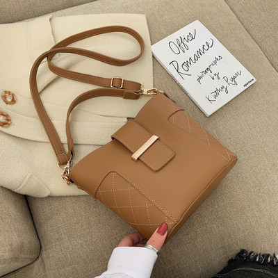 Τσάντα Eco leather με μεταλλική στερέωση σε διάφορα χρώματα