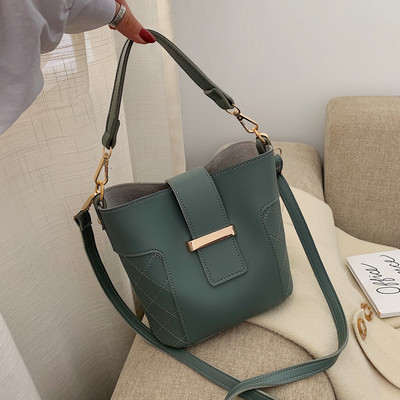 Τσάντα Eco leather με μεταλλική στερέωση σε διάφορα χρώματα