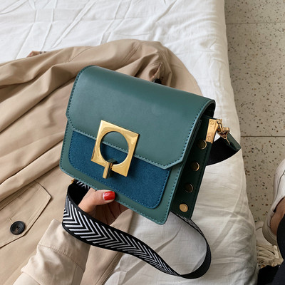 Μοντέρνα γυναικεία τσάντα με μεταλλικά στοιχεία και μακρά λαβή σε πράσινο, μαύρο και καφέ χρώμα