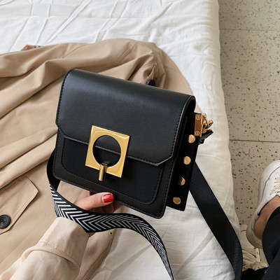 Μοντέρνα γυναικεία τσάντα με μεταλλικά στοιχεία και μακρά λαβή σε πράσινο, μαύρο και καφέ χρώμα