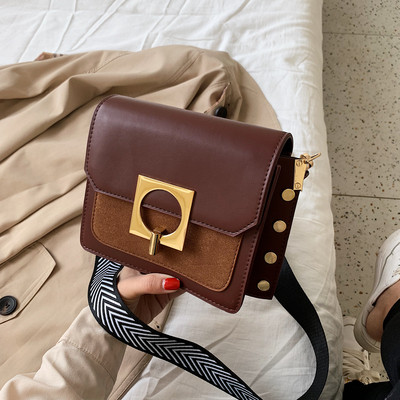 Μοντέρνα γυναικεία τσάντα με μεταλλικά στοιχεία και μακρά λαβή σε πράσινο, μαύρο και καφέ χρώμα