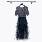 Modern női ruha spitz nyakkivágással és tüllel