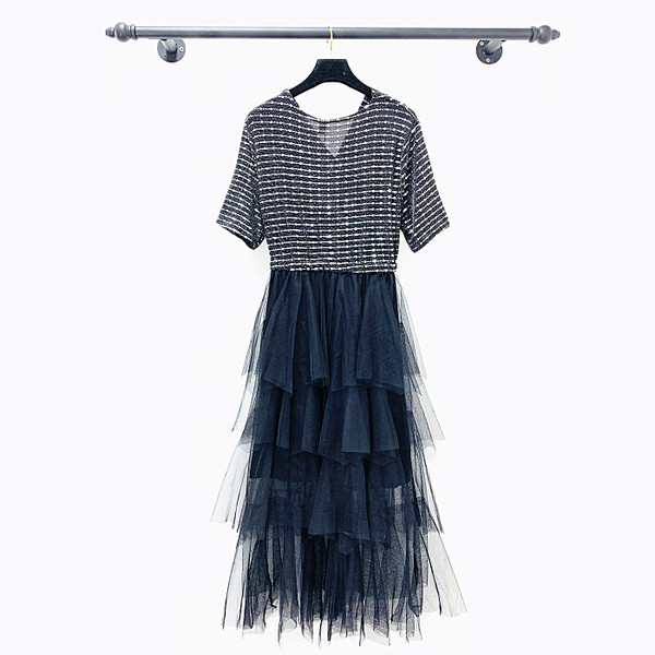 Modern női ruha spitz nyakkivágással és tüllel