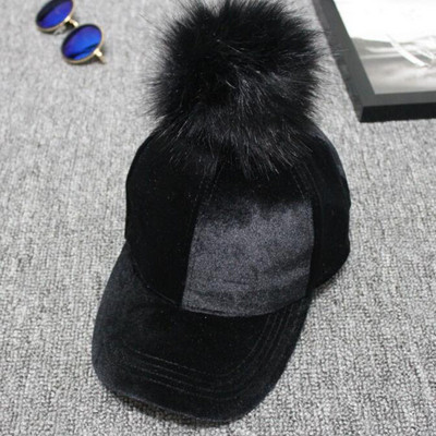 Női őszi sapka tollal és napellenzővel több színben