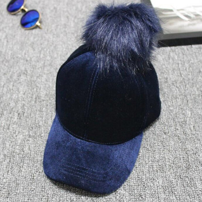 Női őszi sapka tollal és napellenzővel több színben