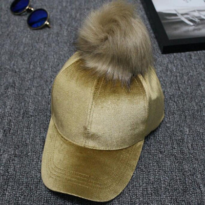 Női őszi sapka tollal és napellenzővel több színben