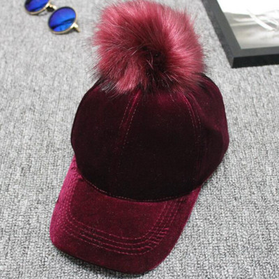 Női őszi sapka tollal és napellenzővel több színben