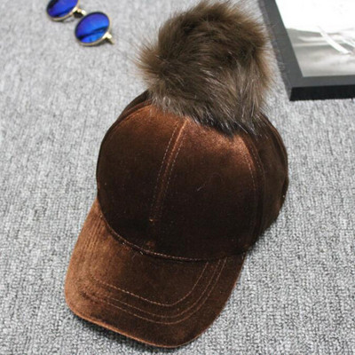 Női őszi sapka tollal és napellenzővel több színben